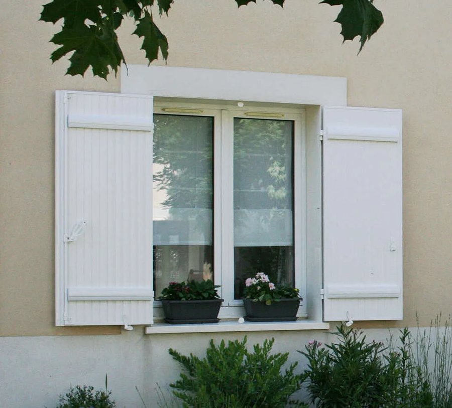 Volets battants PVC blancs à barres et écharpes — installation Paris et Seine-Saint-Denis 93 — réparateur volet roulant, dépannage, réparation, motorisation, Île-de-France — Paris 1er Châtelet, Paris 2e Bourse, Paris 3e Le Marais, Paris 4e Hôtel de Ville