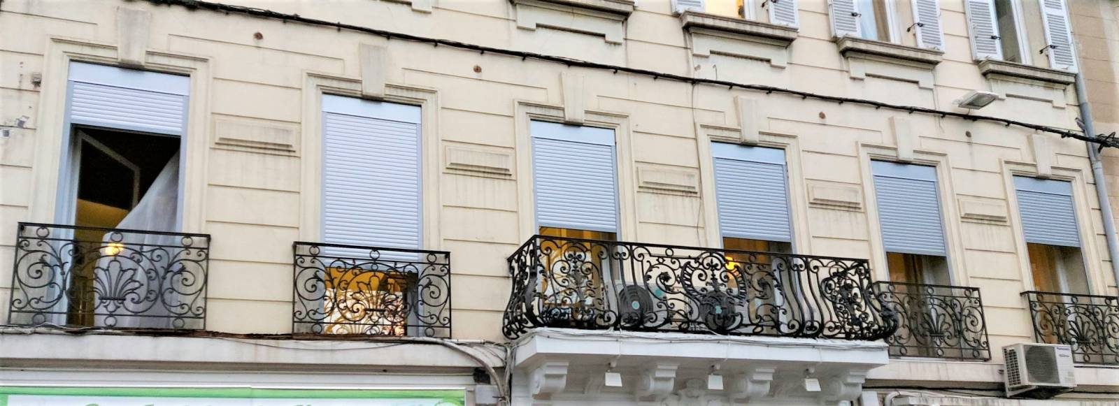 Rénovation complète de volets roulants sur façade parisienne — quartier République, Paris 11e — réparateur volet roulant, dépannage, réparation, motorisation, installation, Paris et Île-de-France — Paris 13e Place d'Italie, Paris 14e Montparnasse, Paris 15e Vaugirard, Paris 16e Trocadéro